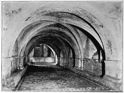 Het schip van de crypte, vanaf de westelijke deur, St. Johns Church, Clerkenwell, uit The Order of the Hospital of St. John of Jerusalem door W.K.R. Bedford en Richard Holbeche, 1902 door English Photographer